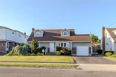 269 N Atlanta Ave, Massapequa, NY 11758
