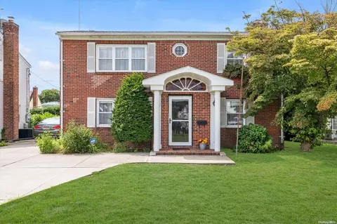 8 Gables Rd, Hicksville, NY 11801