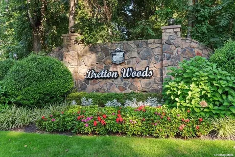 214 Skyline Dr #214, Coram, NY 11727