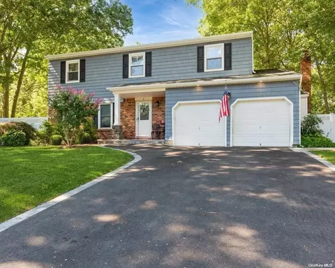 8 Chatham Woods Dr, Centereach, NY 11720
