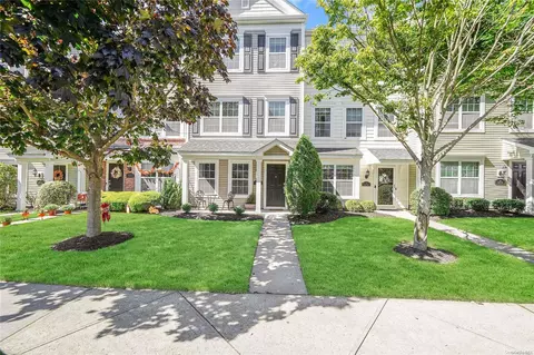 4 Maler Ln #4, Patchogue, NY 11772