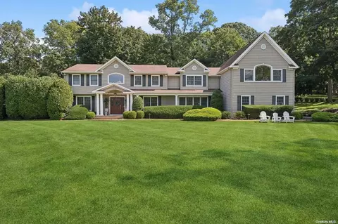 1 Hayes Hill Dr, Northport, NY 11768