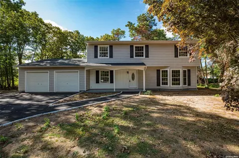 4 Oconner Ct, Mount Sinai, NY 11766