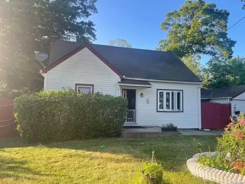 37 W End Ave, Brentwood, NY 11717