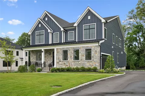 14 Sequoia Cir, North Hempstead, NY 11030