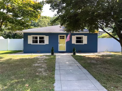 4 Auborn Ave, Shirley, NY 11967
