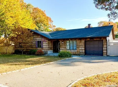 424 Donald Blvd, Holbrook, NY 11741