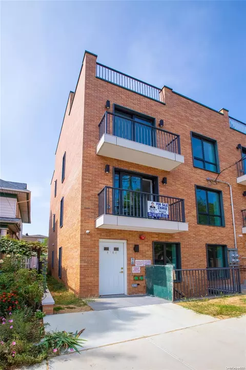 42-10 161st St, Flushing, NY 11358