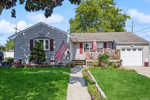 3 Clifford Dr, Farmingdale, NY 11735
