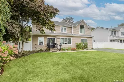 44 Gladstone Ave, West Islip, NY 11795