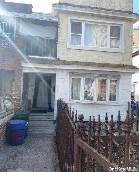 92-24 175th St, New York, NY 11433