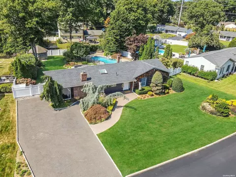 12 Fairway Dr, Rocky Point, NY 11778
