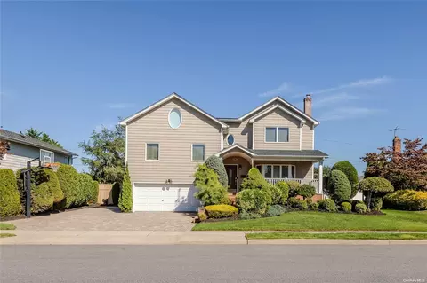 14 Maplewood Dr, Plainview, NY 11803
