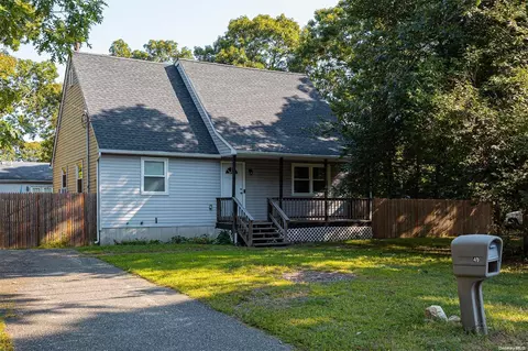 49 Smith Ln, Medford, NY 11763