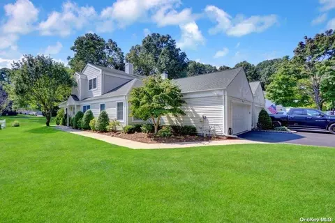 81 Fox Ct #81, Manorville, NY 11949