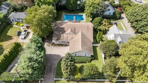 121 Dale St, Southampton, NY 11968