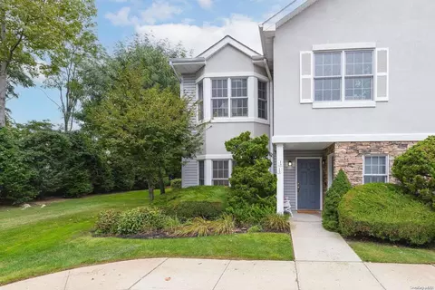 113 Pond View Dr #113, North Hempstead, NY 11050