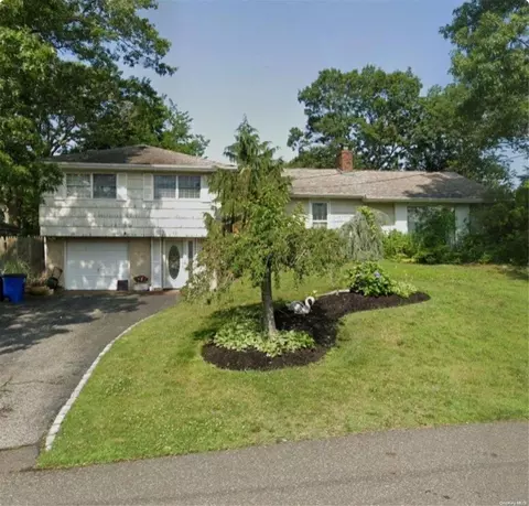 152 Swan Lake Dr, Patchogue, NY 11772
