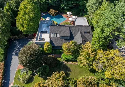 29 Hickory Dr, North Hempstead, NY 11021