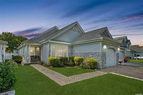 25 Ethan Cir #25, Middle Island, NY 11953
