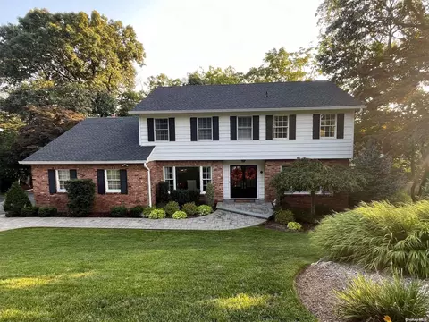 26 Maurice Ln, Huntington, NY 11743