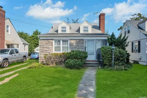 189 Foxhurst Rd, Oceanside, NY 11572