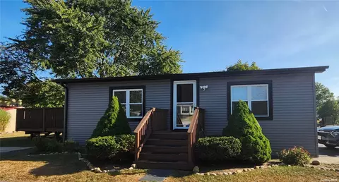 49 Minuteman Dr, Bohemia, NY 11716