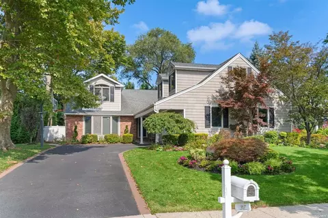 37 Joyce Ln, Woodbury, NY 11797