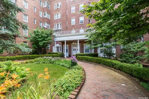 84-49 168 St #5C, New York, NY 11432
