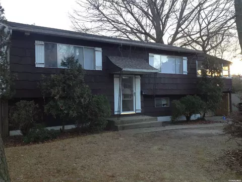 2 Weldon St, Islip, NY 11751