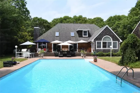6 Bennett Dr, East Quogue, NY 11942