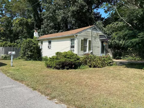 1 Seaford Rd, Mastic Beach, NY 11951