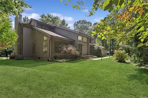 328 Edgewood Ave, Smithtown, NY 11787