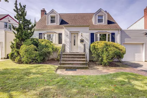 19 Farnum St, Lynbrook, NY 11563