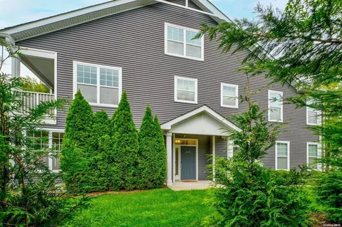 2607 Townhome Way #2607, Huntington Station, NY 11746
