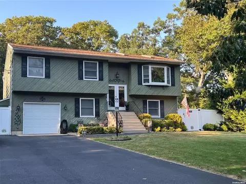 5 Huron Rd, Shirley, NY 11967