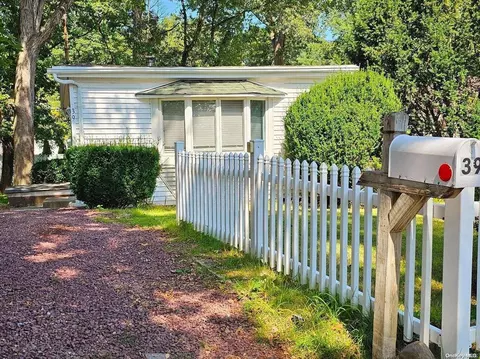 39 Oceanview Ave, Farmingville, NY 11738
