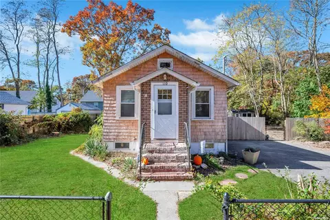 110 Lakeview Dr, Mastic Beach, NY 11951