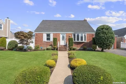 876 Oaks Dr, Franklin Square, NY 11010