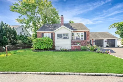 60 Ogden Rd, West Islip, NY 11795