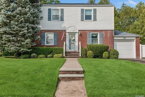 8 College Pl, Garden City, NY 11530