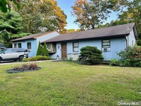 22 Peeker Ave, Mastic Beach, NY 11951