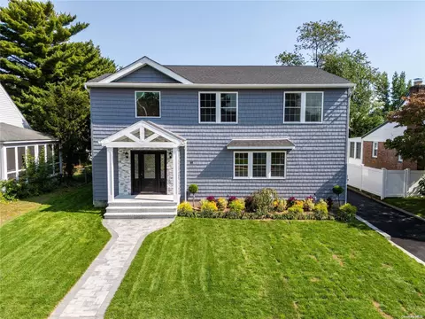 40 Wagg Ave, Malverne, NY 11565