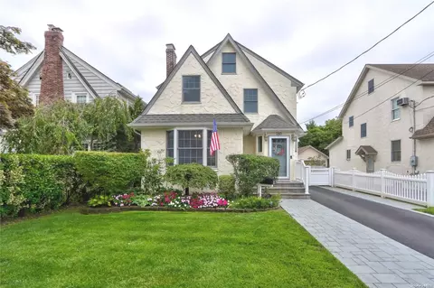 260 Raymond St, Rockville Centre, NY 11570
