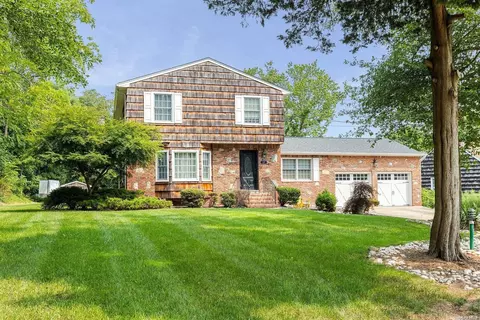 17 Middle Rd, Blue Point, NY 11715