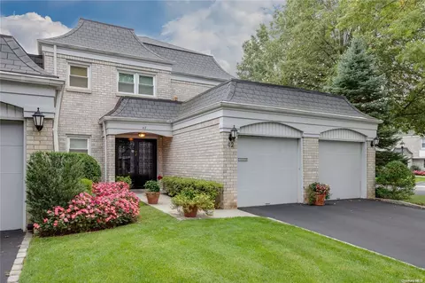 42 Fairway Dr #42, North Hempstead, NY 11030
