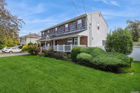 2 Bishop Ct, Bethpage, NY 11714