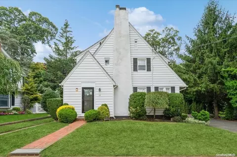 15 Norcross St, Rockville Centre, NY 11570