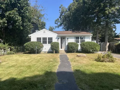 43 Pinelawn Ave, Farmingville, NY 11738