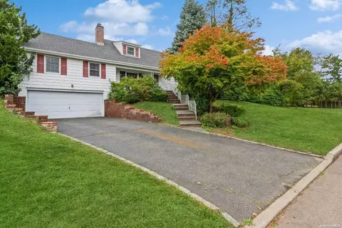 176 Tanners Pond Rd, Garden City, NY 11530